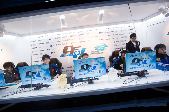 在这里隆重 在这里隆重